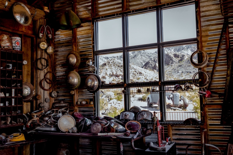 cordonnerie-LA LONDE LES MAURES-min_shop_window_part_junk_abandoned-138873